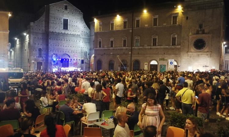 Macerata si colora di rosso per la Notte dell'opera 2019 (FOTO E VIDEO) Macerata si colora di rosso per la Notte dell'opera 2019 (FOTO E VIDEO)