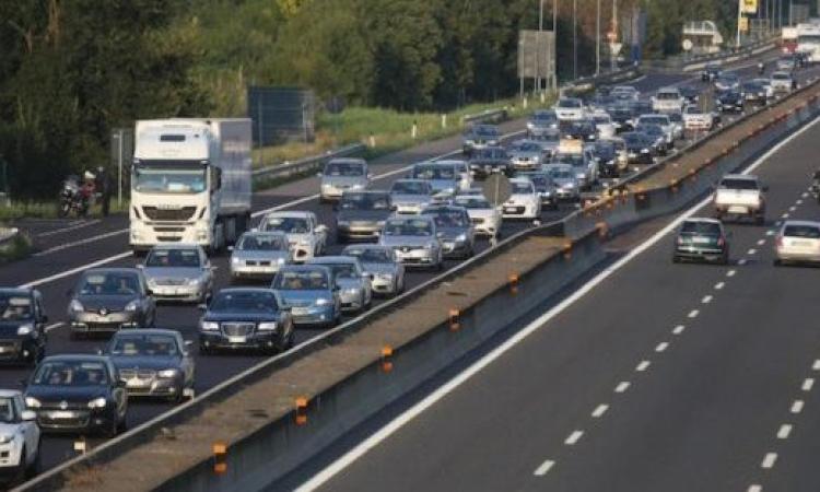 Week-end da bollino nero sulle strade tra esodo e sciopero dei casellanti Week-end da bollino nero sulle strade tra esodo e sciopero dei casellanti