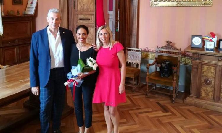 Recanati, il sindaco Antonio Bravi accoglie la cantante israeliana Noa Recanati, il sindaco Antonio Bravi accoglie la cantante israeliana Noa