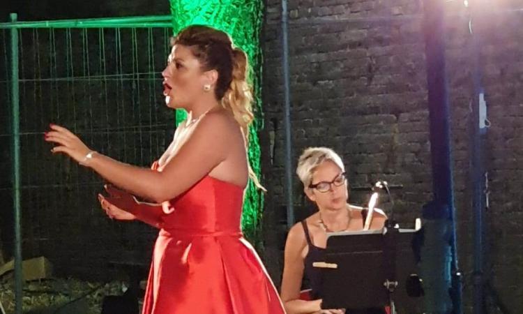 La soprano Marta Torbidoni incanta Caldarola: un successo la rassegna "Musica Intorno" (FOTO)