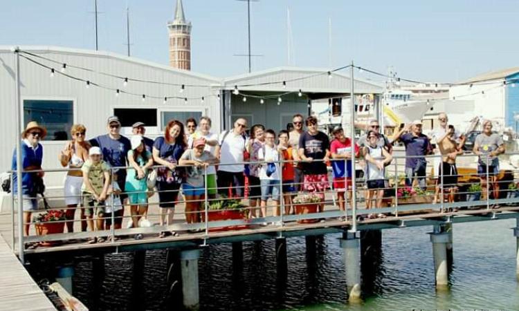 Gita in barca insieme ai delfini: ultima giorno con sorpresa alla colonia estiva per disabili