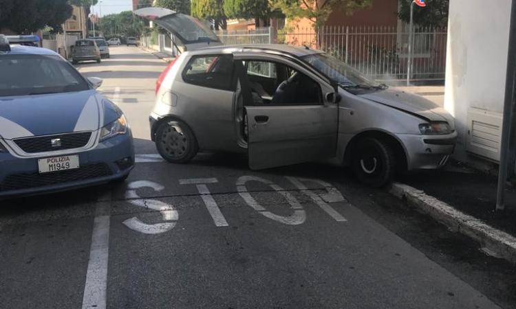 Civitanova, inseguito dalla Polizia si schianta con l'auto contro un muro: non aveva mai preso la patente Civitanova, inseguito dalla Polizia si schianta con l'auto contro un muro: non aveva mai preso la patente