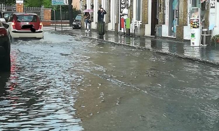 Bomba d'acqua a Civitanova, piazza XX Settembre allagata Bomba d'acqua a Civitanova, piazza XX Settembre allagata