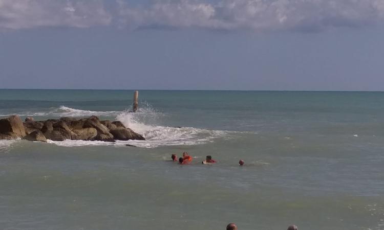 Porto Recanati, momenti di paura a Ferragosto: doppio salvataggio in mare