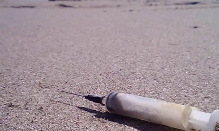 Civitanova, bambini in spiaggia trovano l'ennesima siringa tra la sabbia Civitanova, bambini in spiaggia trovano l'ennesima siringa tra la sabbia