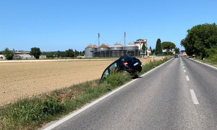 Potenza Picena, auto finisce fuori strada lungo la Regina: tre feriti, coinvolti anche due bambini