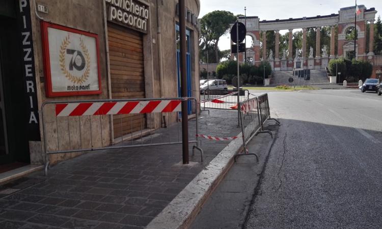 Macerata, cornicione pericolante in corso Cavour: marciapiede transennato