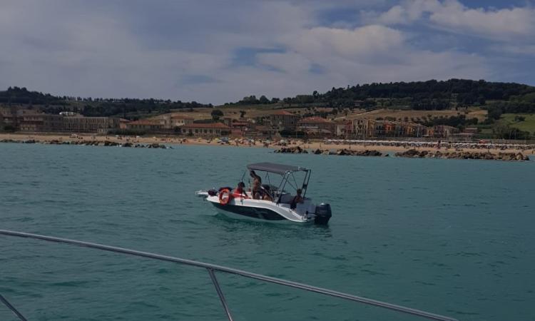 Porto Potenza Picena, sanzionato un natante a motore e recuperata un'imbarcazione con quattro persone a bordo