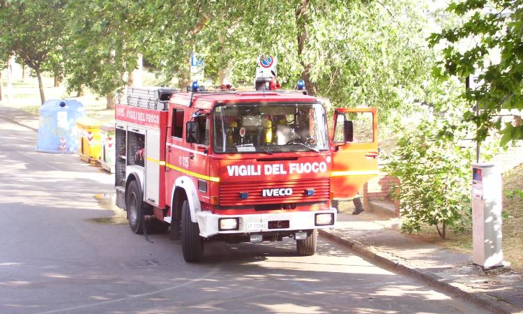 Corridonia, perde il controllo del'auto e si ribalta: soccorso dai Vigili del Fuoco Corridonia, perde il controllo del'auto e si ribalta: soccorso dai Vigili del Fuoco