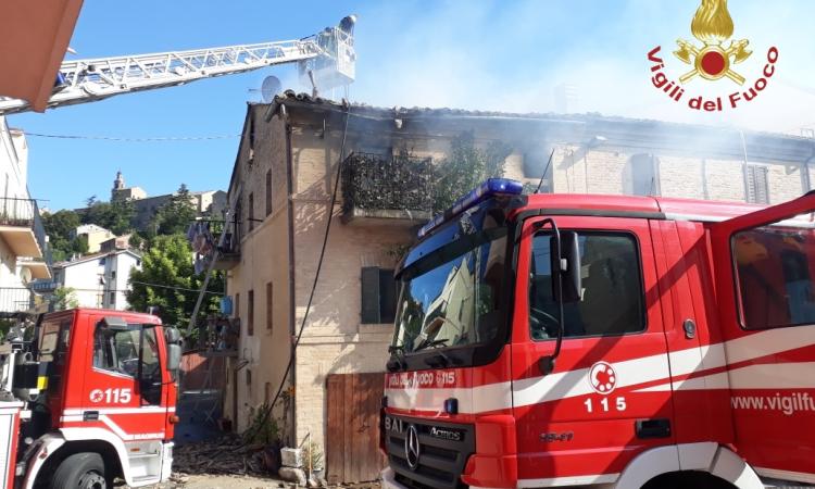 Recanati, in fiamme un appartamento a Castelnuovo: crolla il tetto (FOTO)