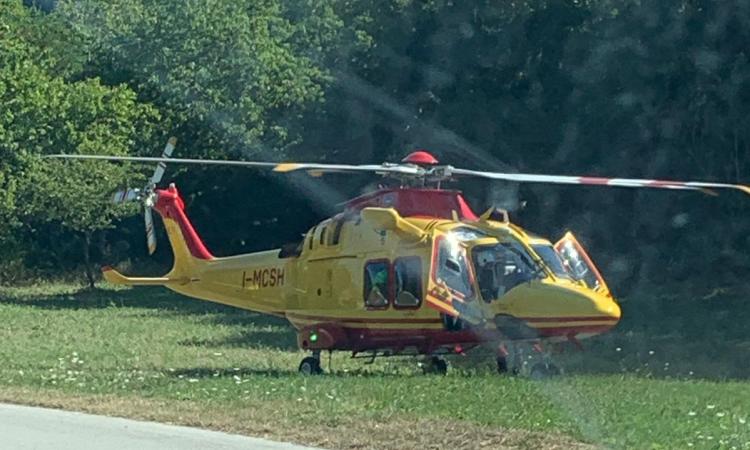 Castelraimondo, scontro tra auto e bici: ragazzo trasportato a Torrette in eliambulanza Castelraimondo, scontro tra auto e bici: ragazzo trasportato a Torrette in eliambulanza