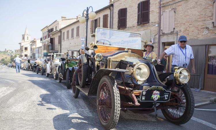 Il raduno d'auto d'epoca "Sibillini e dintorni" ai nastri di partenza: prima tappa ad Appignano