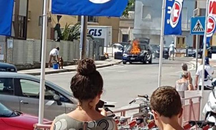 Paura a Porto Sant'Elpidio, auto prende fuoco: mamma e bimbo riescono a salvarsi (FOTO e VIDEO) Paura a Porto Sant'Elpidio, auto prende fuoco: mamma e bimbo riescono a salvarsi (FOTO e VIDEO)