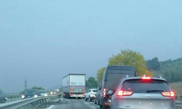 Tolentino, incidente tra auto e camion in superstrada: carreggiata chiusa al traffico