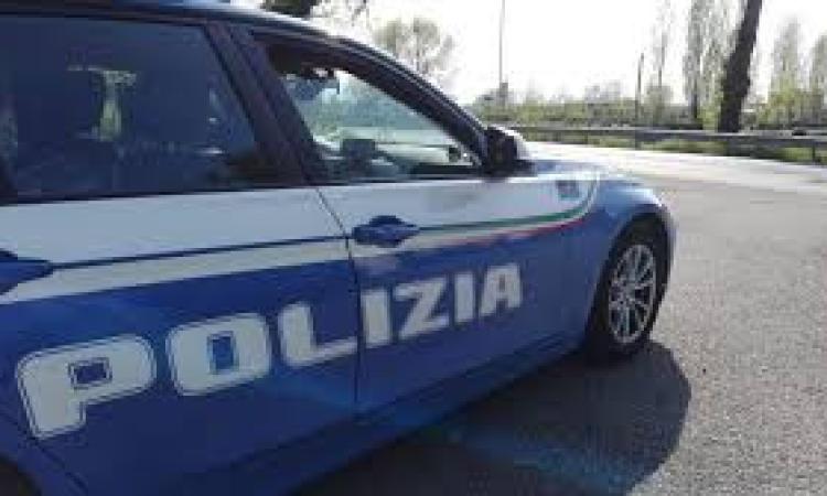 Macerata, si aggiravano alla stazione con la droga nello zaino: nei guai due giovani, tra cui una minorenne