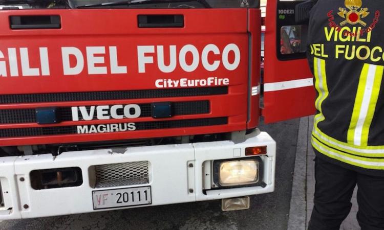 Caldarola, camion in fiamme in superstrada: vigili del fuoco sul posto