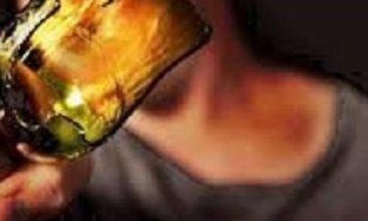 "Non mi aiuti a trovare un lavoro", spacca una bottiglia in testa all'amico: denunciato