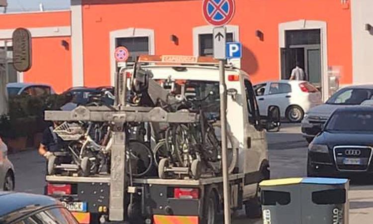 Rimozione delle bici a Civitanova, i cittadini: "Ok le sanzioni ma chiediamo le rastrelliere" Rimozione delle bici a Civitanova, i cittadini: "Ok le sanzioni ma chiediamo le rastrelliere"