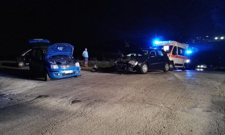 Recanati, scontro fra tre auto sulla "Strada dei Pali": due feriti (FOTO) Recanati, scontro fra tre auto sulla "Strada dei Pali": due feriti (FOTO)