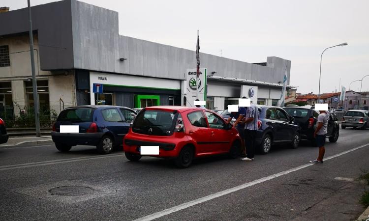 Civitanova, tamponamento tra tre auto lungo la Statale: traffico in tilt