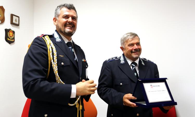 Tiziano Fattori lascia la Polizia Locale di Macerata dopo 33 anni: sarà il nuovo comandante di Pollenza (FOTO) Tiziano Fattori lascia la Polizia Locale di Macerata dopo 33 anni: sarà il nuovo comandante di Pollenza (FOTO)