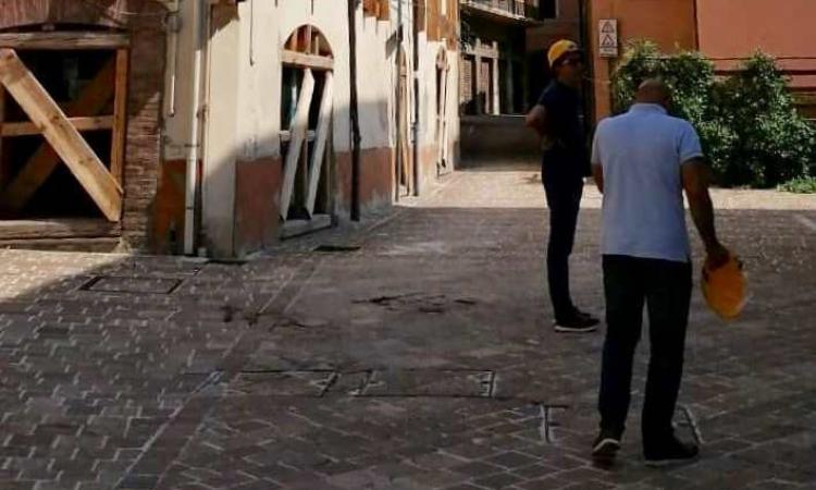 Camerino, sopralluogo del sindaco Sborgia dopo le scosse della notte