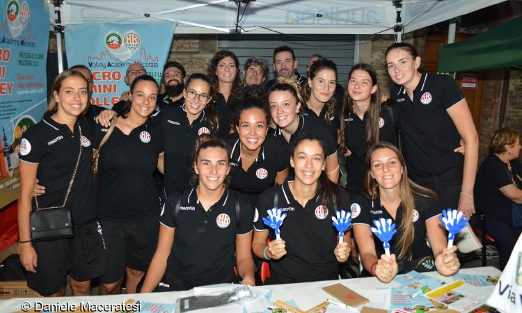 Helvia Recina Volley, presentazione in piazza della Libertà per il nuovo roster Helvia Recina Volley, presentazione in piazza della Libertà per il nuovo roster
