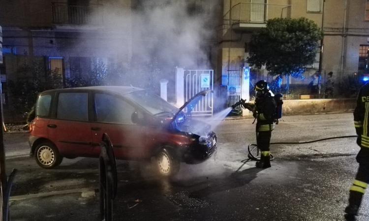 Macerata, auto in fiamme in Via Pace (FOTO)