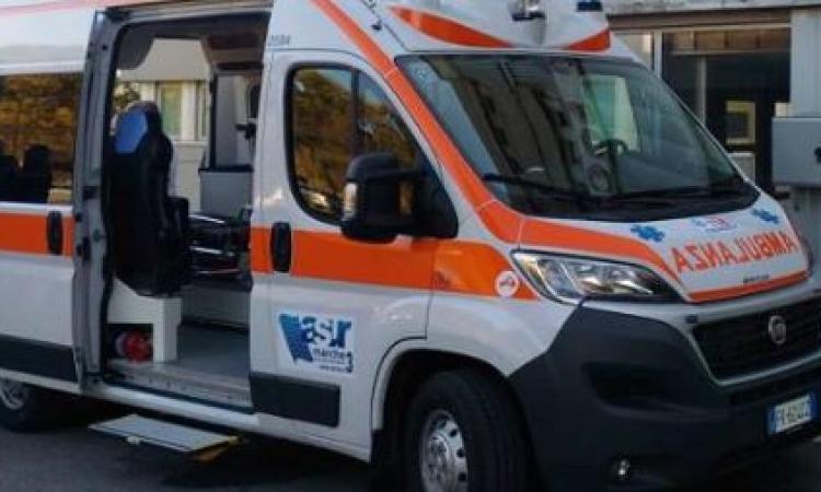 Cessapalombo, camion esce di strada e precipita nella scarpata: il conducente in ospedale