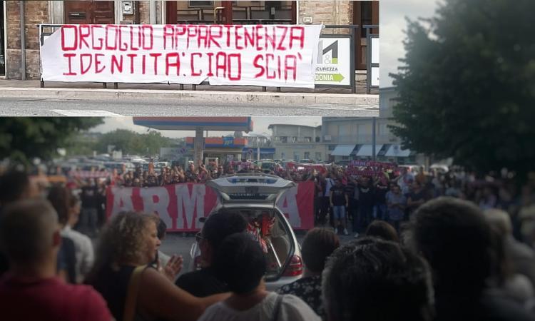 Cori e fumogeni per l'ultimo saluto a Marco Sciarabba: "Ci ha donato un momento per guardare dentro noi stessi" (FOTO)