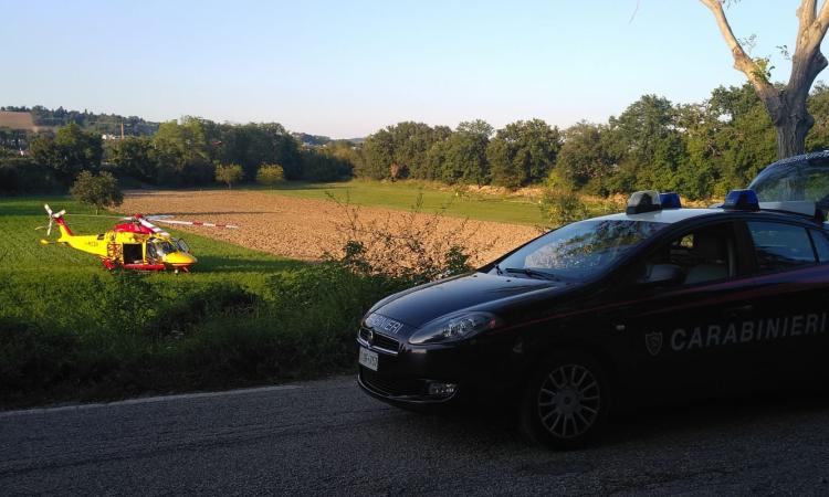 Tolentino, travolta da un furgone mentre fa jogging e scaraventata in un campo: grave una ragazza (FOTO)