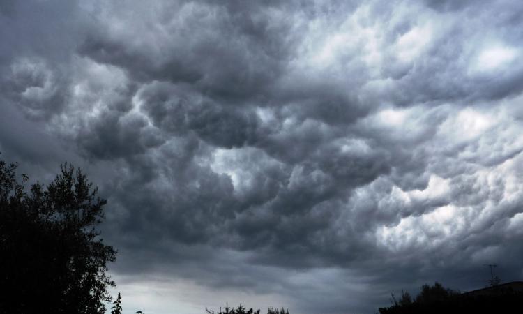 Temporali e temperature in discesa nelle Marche: allerta meteo della Protezione Civile