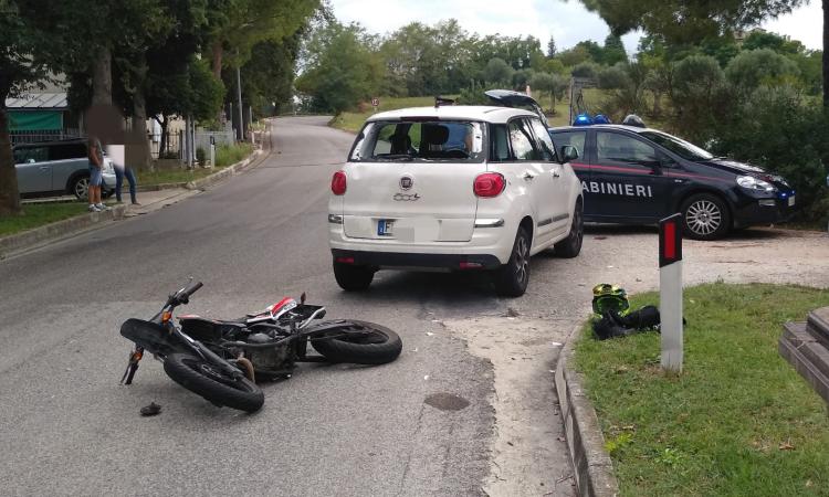 Corridonia, auto contro scooter: giovane a Torrette in eliambulanza (FOTO)