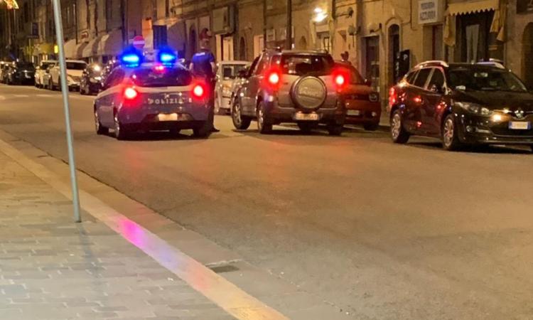 Macerata, auto imbocca Corso Cairoli contromano: la Polizia evita il peggio