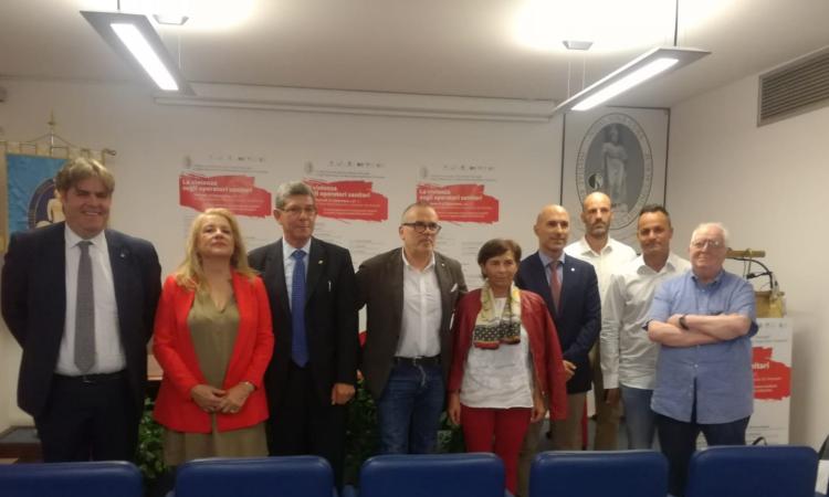 “La violenza sugli operatori sanitari”, venerdì 13 la tavola rotonda a Macerata: "Bisogna denunciare" (FOTO) “La violenza sugli operatori sanitari”, venerdì 13 la tavola rotonda a Macerata: "Bisogna denunciare" (FOTO)