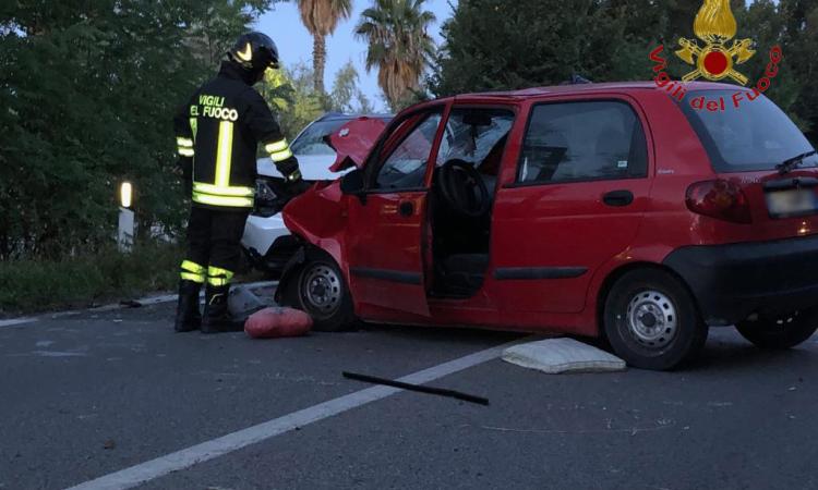 Porto Potenza, schianto frontale tra due auto lungo la Statale Adriatica: due feriti, uno è grave