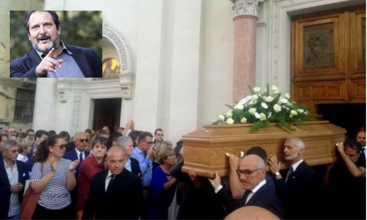 Macerata, l'ultimo saluto al regista Alessandro Valori: "Papà era un uomo che amava la gente" (FOTO E VIDEO) Macerata, l'ultimo saluto al regista Alessandro Valori: "Papà era un uomo che amava la gente" (FOTO E VIDEO)