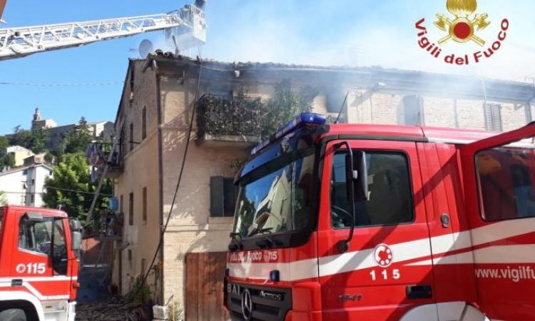Abitazione distrutta dalle fiamme a Recanati, la famiglia Falsone trova un alloggio grazie al Comune