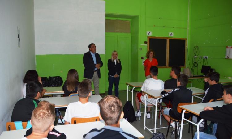 San Severino, "Rientrare nel nuovo istituto il prima possibile": il sindaco Piermattei saluta gli studenti del "Divini" (FOTO) San Severino, "Rientrare nel nuovo istituto il prima possibile": il sindaco Piermattei saluta gli studenti del "Divini" (FOTO)