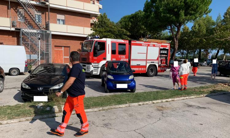 Porto Recanati, incendio al dodicesimo piano del Condominio Pineta: vasto dispiegamento di mezzi di soccorso (FOTO) Porto Recanati, incendio al dodicesimo piano del Condominio Pineta: vasto dispiegamento di mezzi di soccorso (FOTO)