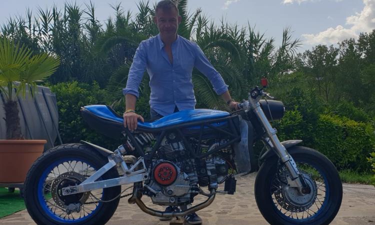 Il settempedano Massimo Orazi e il suo modello di moto elettrica in passerella a Como Il settempedano Massimo Orazi e il suo modello di moto elettrica in passerella a Como