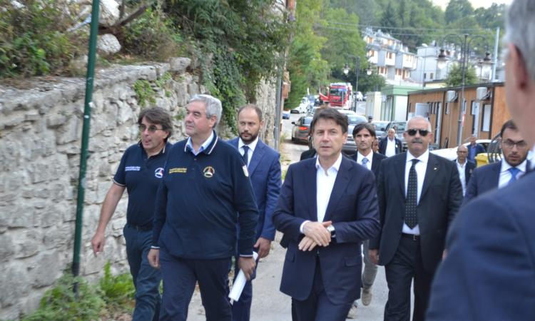 Il Premier Conte tra le macerie, nell'indifferenza dei terremotati di Castelsantangelo sul Nera (FOTO)