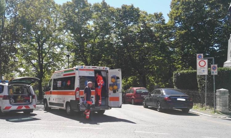 Macerata, investito da un'auto in piazza Garibaldi: uomo al Pronto Soccorso (FOTO) Macerata, investito da un'auto in piazza Garibaldi: uomo al Pronto Soccorso (FOTO)