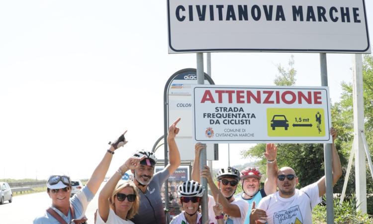 Civitanova, prosegue con successo il Bike Festival: presenti cartelli inneggianti alla sicurezza del ciclista Civitanova, prosegue con successo il Bike Festival: presenti cartelli inneggianti alla sicurezza del ciclista