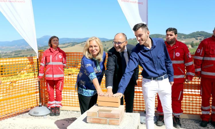 Posata la prima pietra per la realizzazione di alloggi per studenti Unicam, grazie a una rete solidale (FOTO)