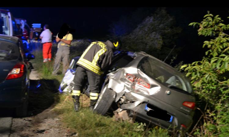 Tolentino, scontro tra due auto: in tre al pronto soccorso (FOTO)