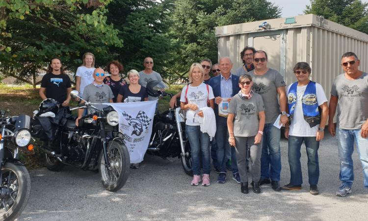 Caldarola, donazione del gruppo "Riders Douhet" al sindaco Giuseppetti Caldarola, donazione del gruppo "Riders Douhet" al sindaco Giuseppetti