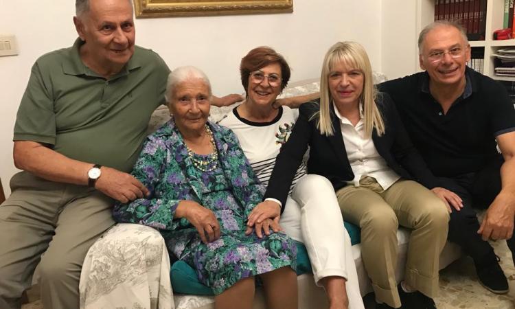 San Severino, Silvia Bisonni spegne 102 candeline: gli auguri del sindaco Piermattei San Severino, Silvia Bisonni spegne 102 candeline: gli auguri del sindaco Piermattei