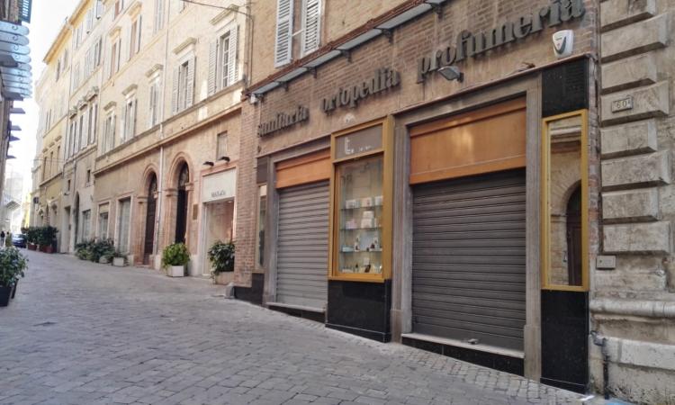 Il risveglio in corso Matteotti, i commercianti: "Noi continuiamo a resistere ma che ci siano dei servizi mirati per i visitatori" Il risveglio in corso Matteotti, i commercianti: "Noi continuiamo a resistere ma che ci siano dei servizi mirati per i visitatori"