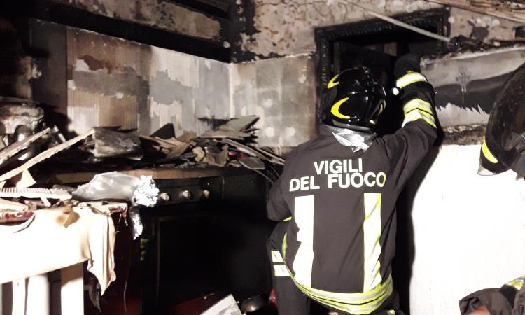 Civitanova, mansarda in fiamme: intervengono i vigili del fuoco